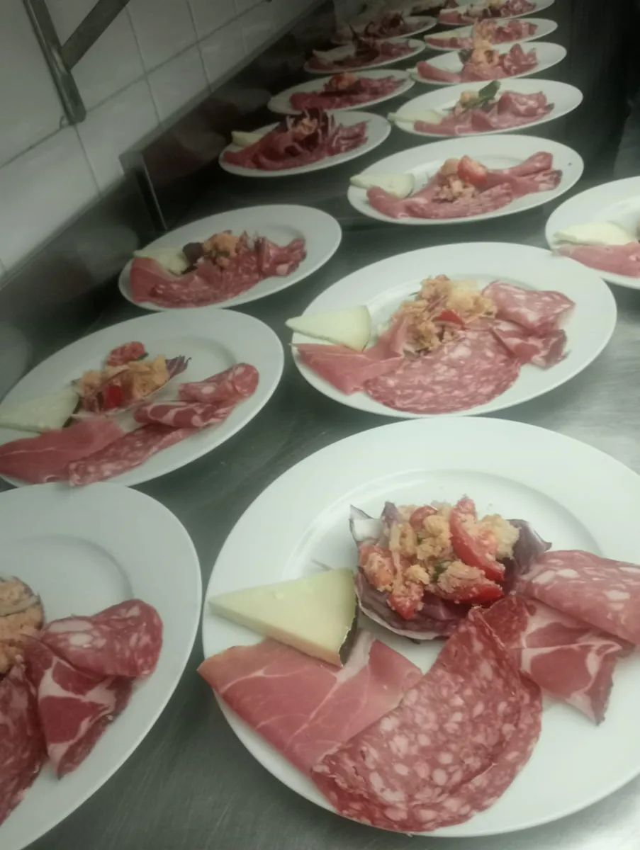 Antipasti con salumi, formaggio e panzanella