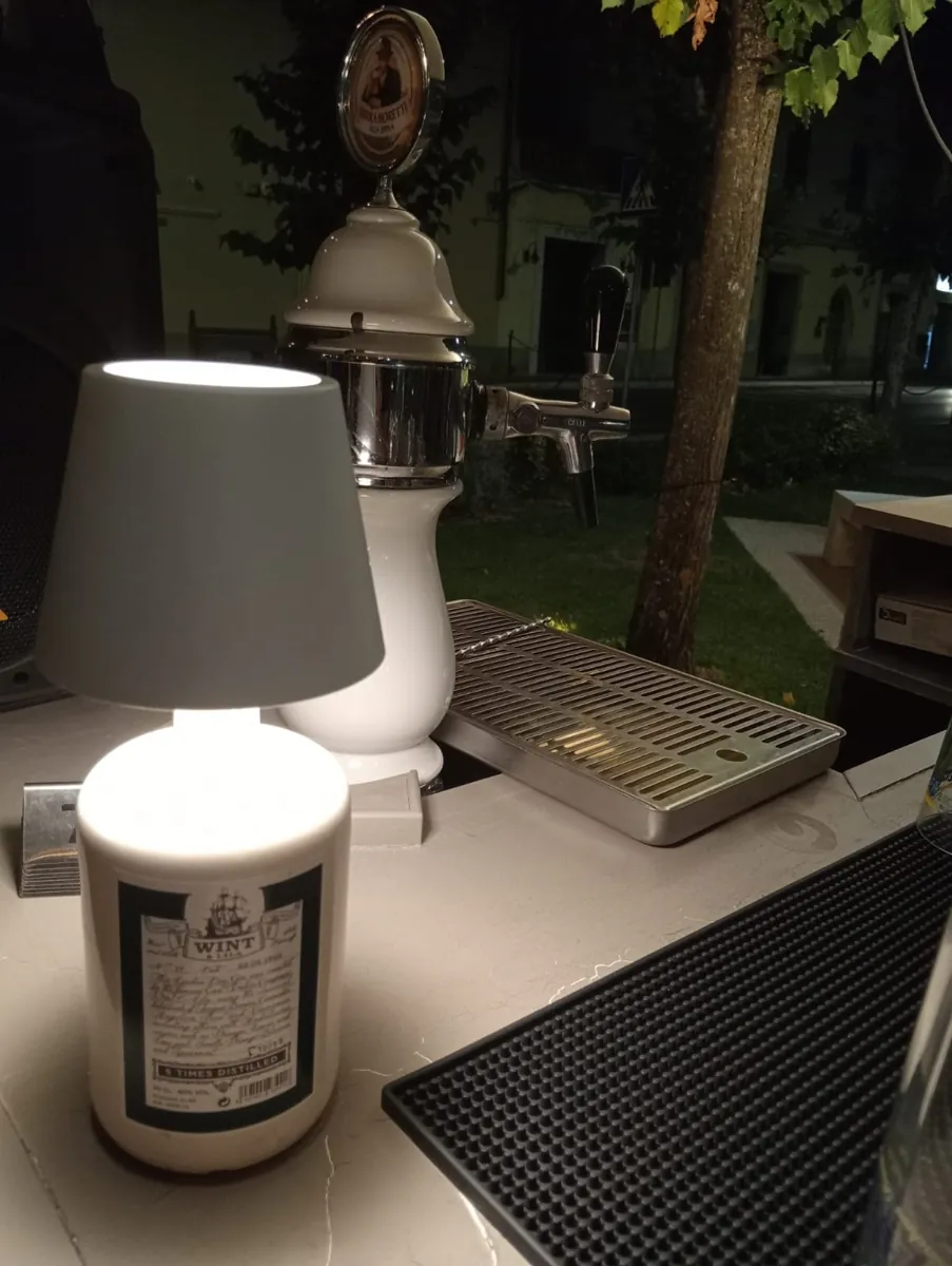 Il bancone esterno la sera
