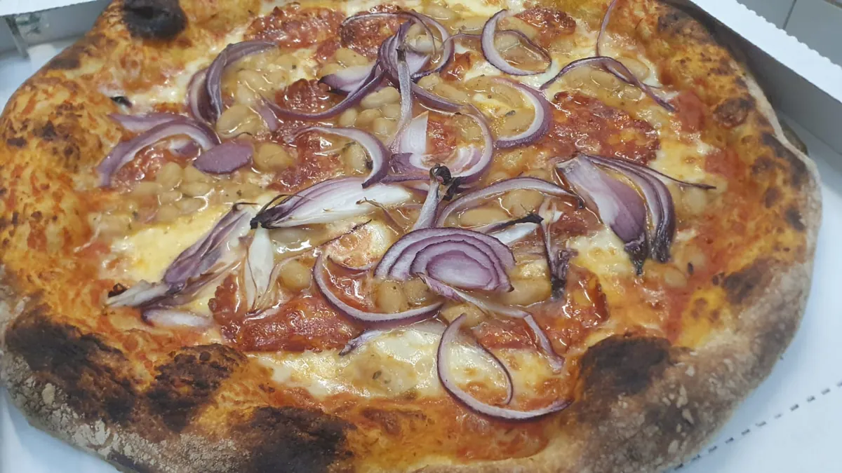 Pizza con cipolla rossa, fagioli e salame