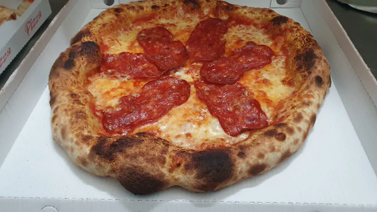 Pizza con salame piccante