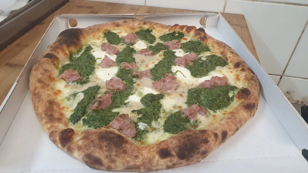 Pizza bianca con verdure e salsiccia